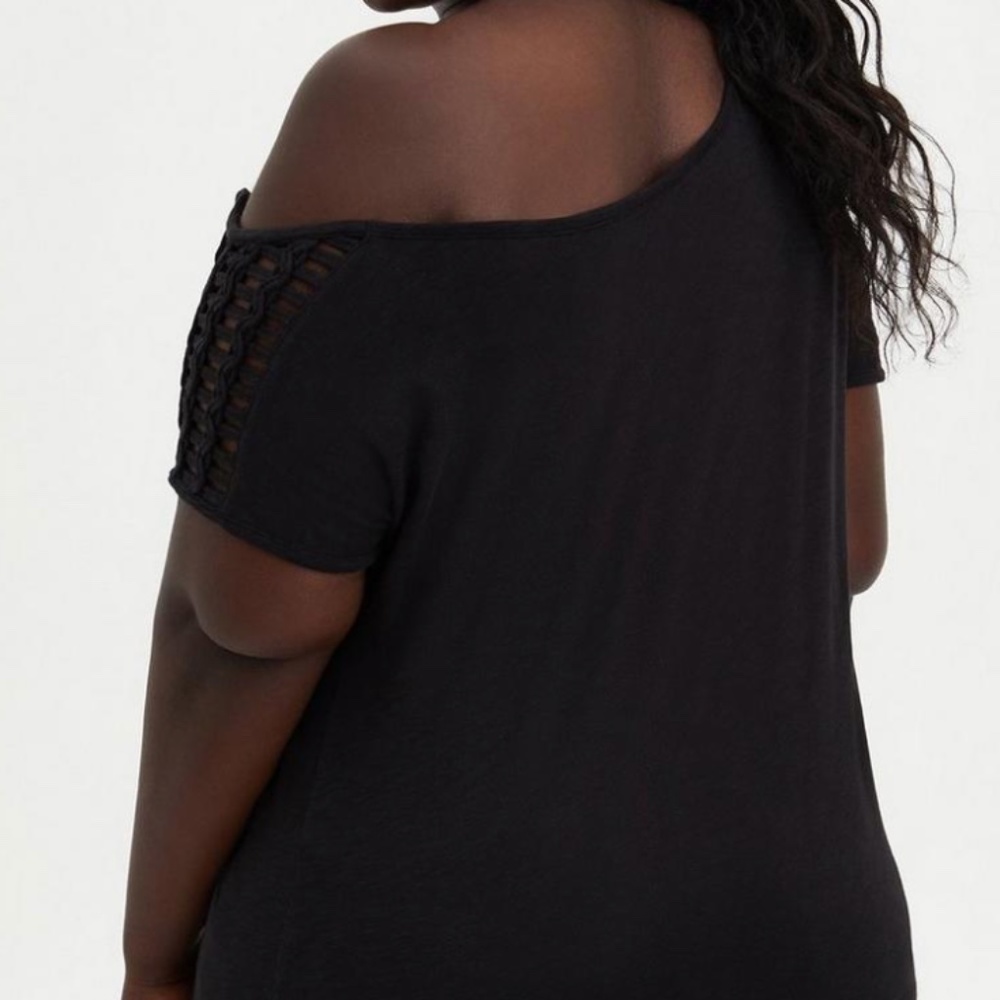 Torrid | LATTICE OFF SHOULDER TEE - HERITAGE SLUB LIPS BLACK - Picture 2 of 7